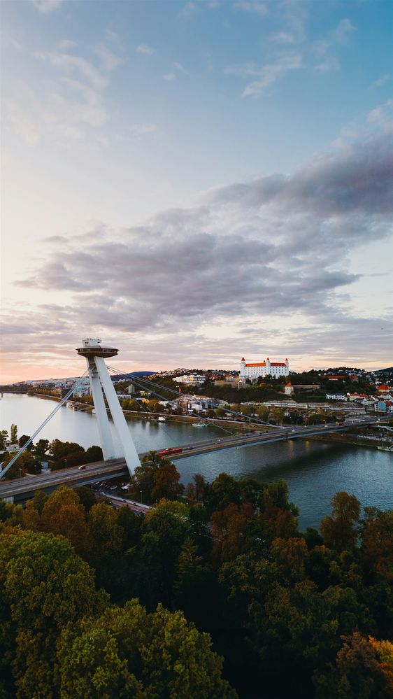 Bratislava aus der Luft in der Dämmerung mit UFO-Turm, Donau und der Burg auf dem Hügel